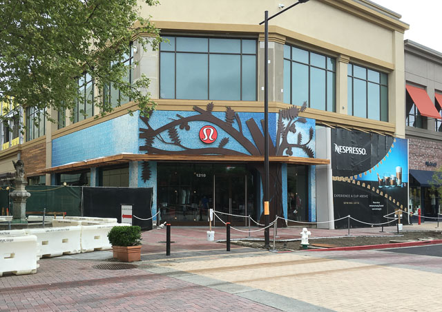 Lululemon Reopens in Broadway Plaza in 
